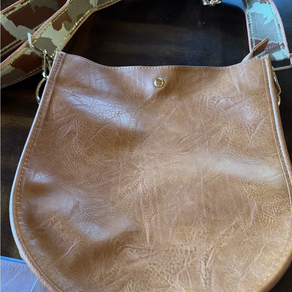 Ah.dorned shoulder bag.